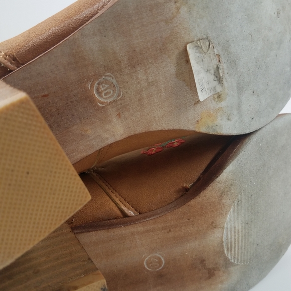 Floral Embriodered Tan Cowboy Boots - Picture 11 of 14